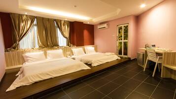 Deluxe Suite (Family Tatami) | Meja, seterika/papan seterika, Wi-fi percuma, cadar katil