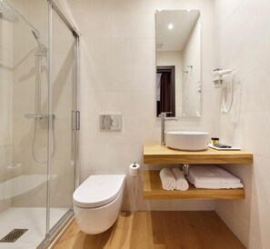 Shower, towels - Pensión Garibai (San Sebastián)