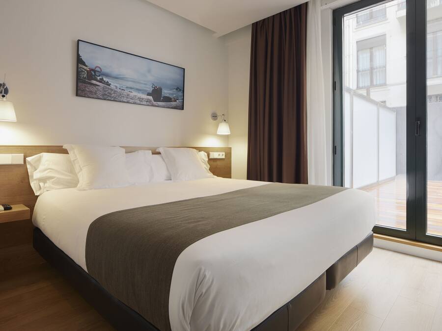 Minibar, safe på rommet, lydisolert og barnesenger (inkludert)