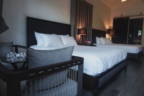 デラックス ルーム クイーンベッド 2 台 | セーフティボックス (室内)、デスク、遮光カーテン、WiFi (無料)
