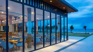 Phục vụ bữa sáng, bữa trưa, bữa tối, món địa phương và quốc tế