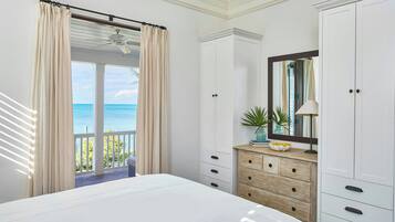 Villa, 2 habitaciones, balcón (Oceanfront) | 1 habitación, minibar y caja de seguridad en la habitación