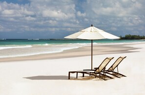 Beach nearby, free beach shuttle, sun loungers, beach umbrellas