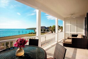 Villa, 1 cama King size y sofá cama, balcón, vista parcial al océano | Vista al agua