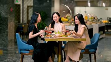 Se sirven almuerzos y cocina internacional, con vista al campo de golf