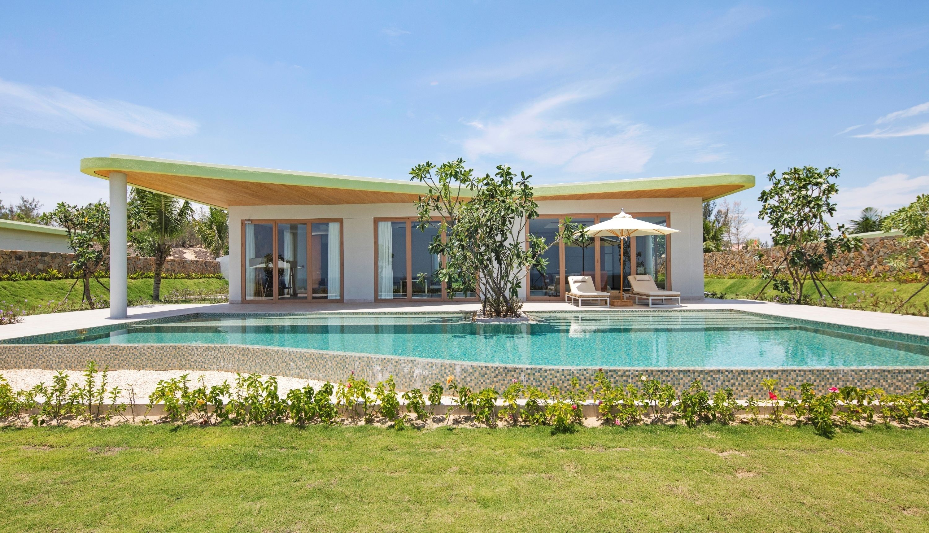 Golf View Villa 02 Bedrooms | Minibar, in-room safe, desk, laptop workspace