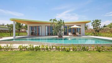 Minibar, caja de seguridad en la habitación y escritorio