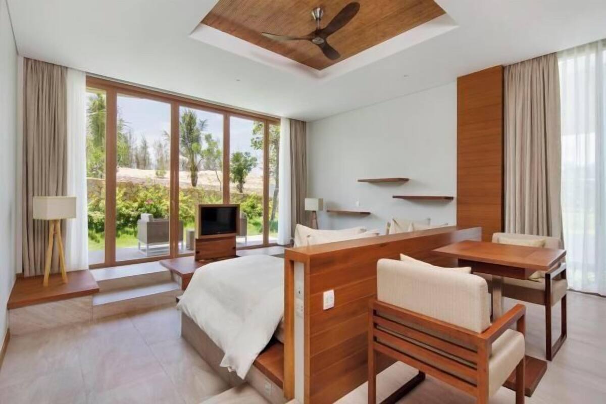 Minibar, coffres-forts dans les chambres, bureau