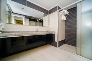 Appartement | Badkamer | Een douche, een haardroger, pantoffels, handdoeken