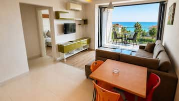 Appartement Deluxe, balcon, vue mer | Salle de séjour