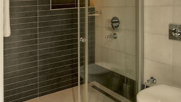 Apartemen | Kamar mandi | Shower, pengering rambut, sandal, dan handuk