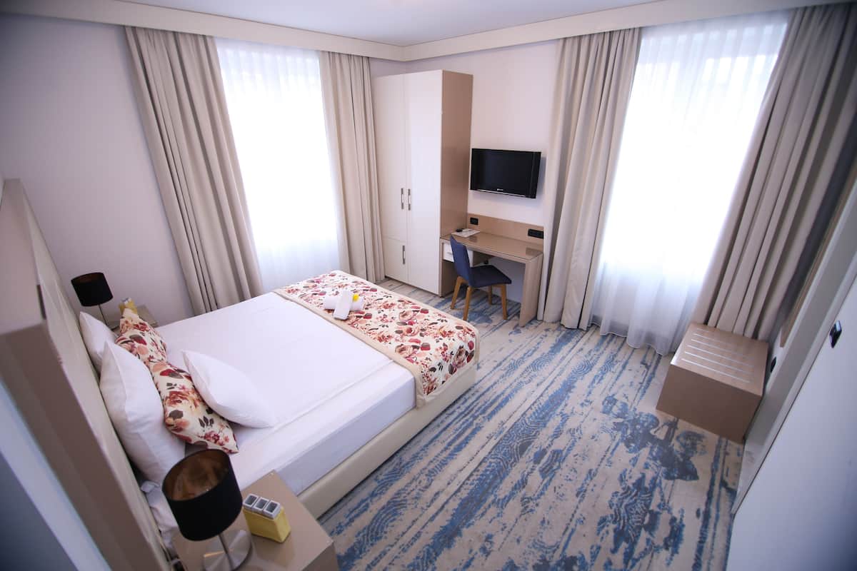 高級寢具、Select Comfort 床墊、房內夾萬、書桌
