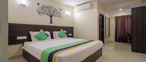 Een bureau, een strijkplank/strijkijzer, gratis wifi