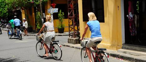 Escena callejera con ciclistas y peatones.