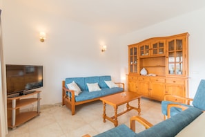 Appartement, 3 slaapkamers (Garden) | Woonkamer | Flatscreentelevisie en een dvd-speler