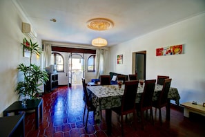 Appartement, 4 slaapkamers | Dineren op de kamer