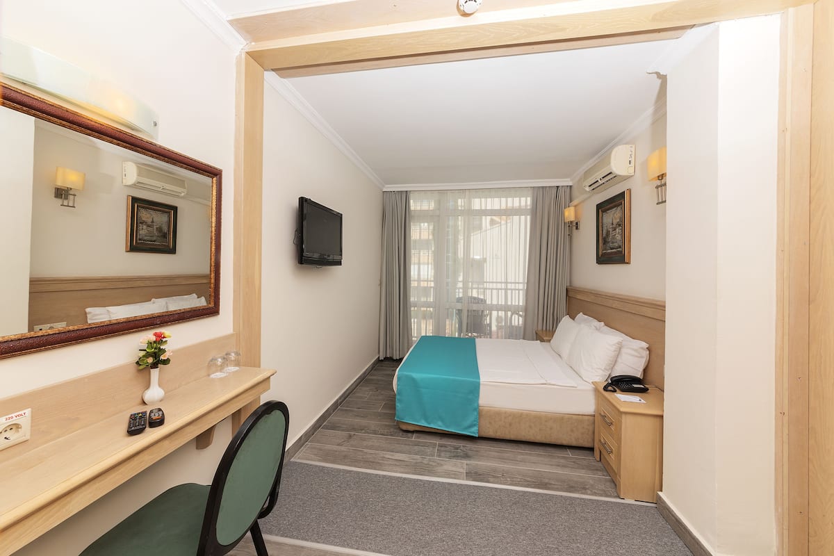 In-room safe, desk, laptop workspace, free WiFi