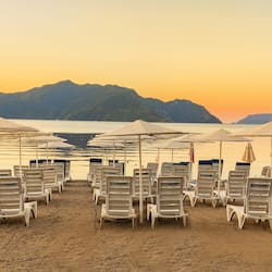Privatstrand, Sonnenschirme, Strandtücher