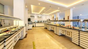 Un amplio buffet con múltiples estaciones de servicio y un diseño moderno y cuidado.