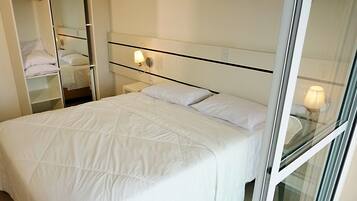 Habitación doble Deluxe, vista al río | 1 habitación, minibar y cortinas blackout