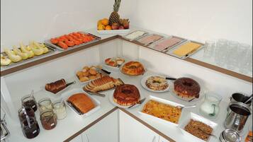 Café da manhã com buffet grátis todos os dias