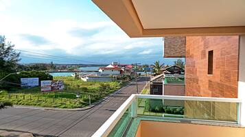 Quarto casal luxo, vista para o rio | 1 quarto, frigobar, cortinas blackout, ferros/tábuas de passar roupa