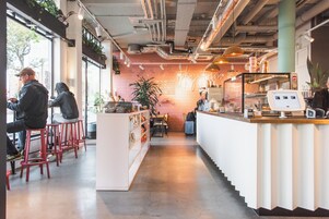 Lunch and dinner served, international cuisine