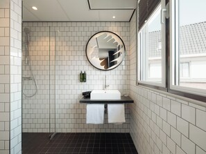 Twin Room | Bathroom | Shower, eco-friendly toiletries, hair dryer, towels - Conscious Hotel The Tire Station (Amsterdam)