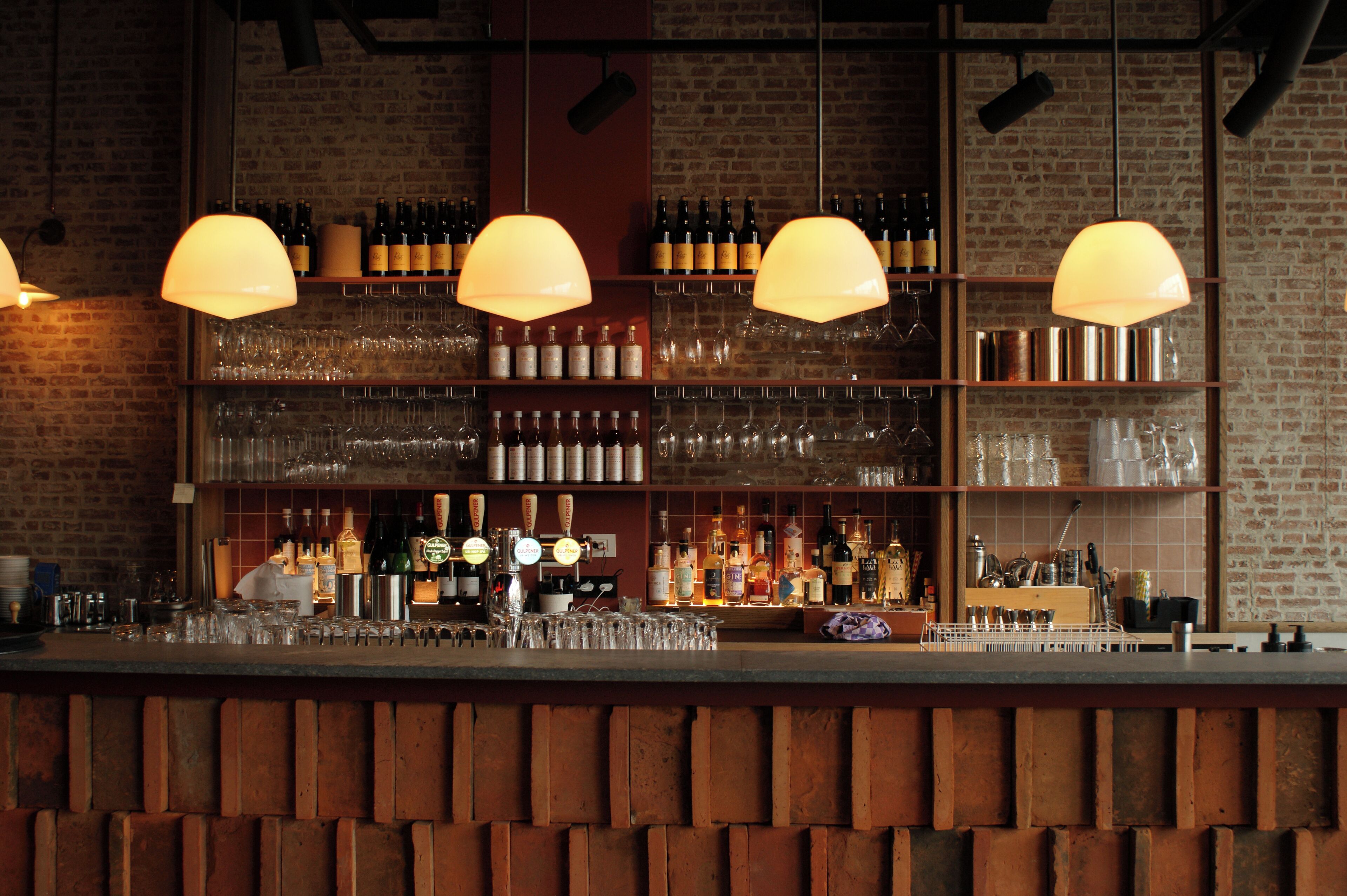 lunch and dinner served, international cuisine