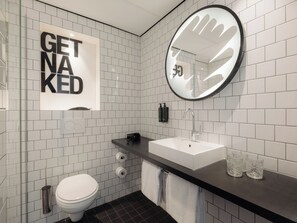 Dobbeltrom | Bad | Dusj, miljøvennlige toalettsaker, hårføner og håndklær