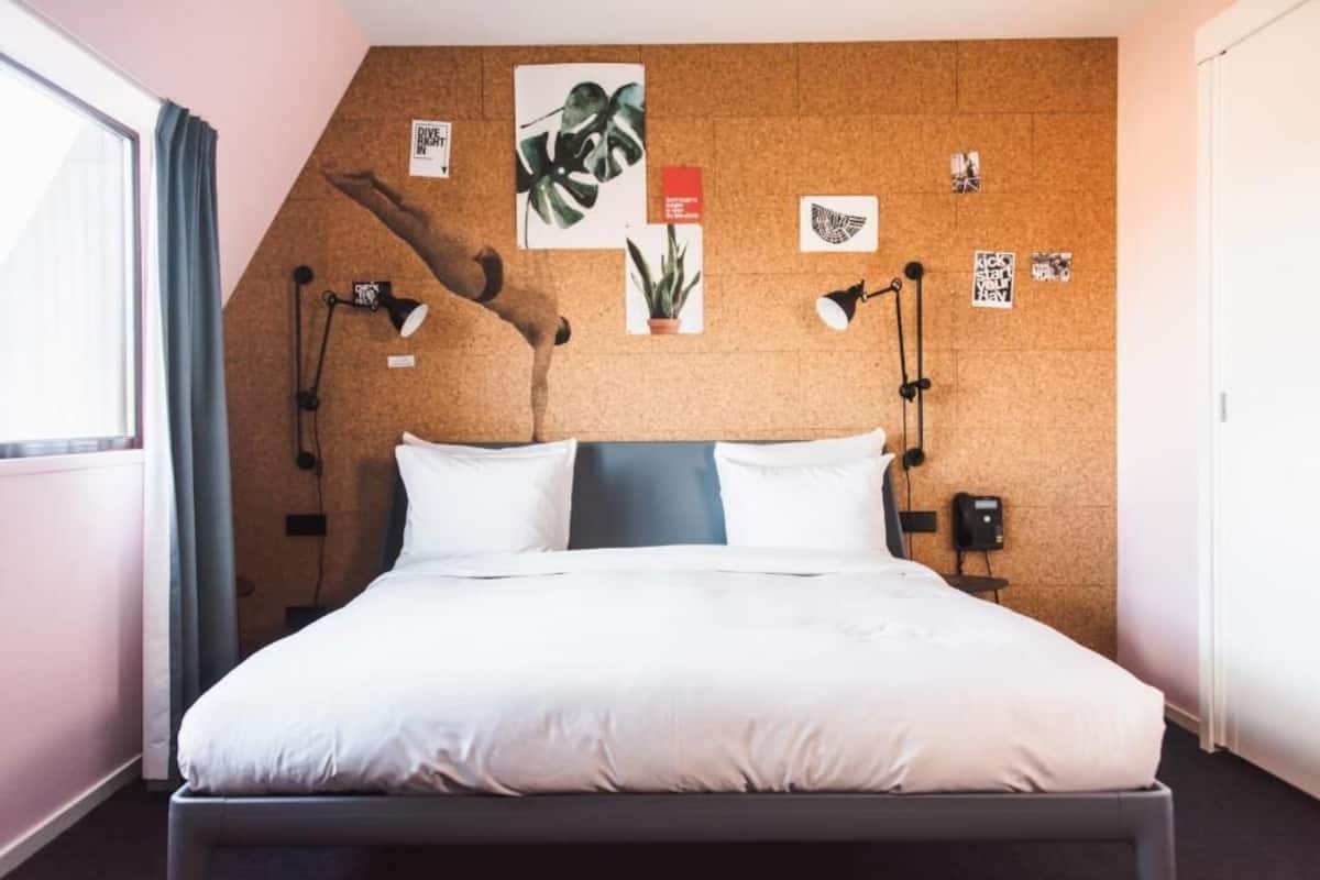 Cofres nos quartos, berços (sobretaxa), Wi-Fi de cortesia, roupa de cama