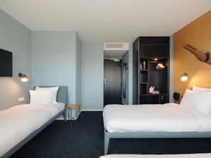 Triple Room | In-room safe, cots/infant beds, free WiFi, bed sheets - Conscious Hotel The Tire Station (Amsterdam)