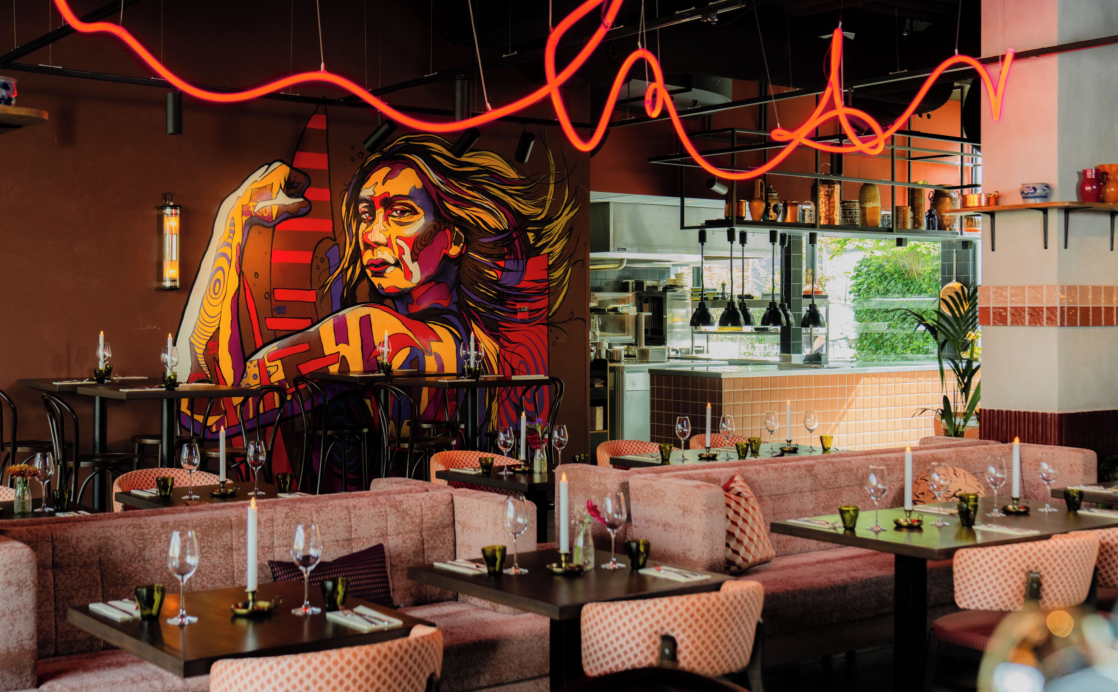 lunch and dinner served, international cuisine