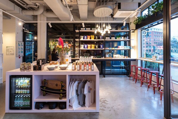 Lobby lounge - Conscious Hotel The Tire Station (Amsterdam)