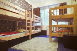 Dormitorio condiviso, dormitorio misto (for 6 adults) | Una scrivania, ferro/asse da stiro, Wi-Fi gratuito, lenzuola