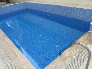 Outdoor pool, pool umbrellas, sun loungers - Aysev Hotel (Alanya)