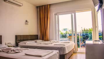 Kamar Triple Standar | Brankas, meja kerja, tempat tidur bayi gratis, dan Wi-Fi gratis