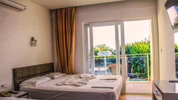 Twin Room | Peti besi dalam bilik, meja, katil bayi/kot (percuma), Wi-fi percuma