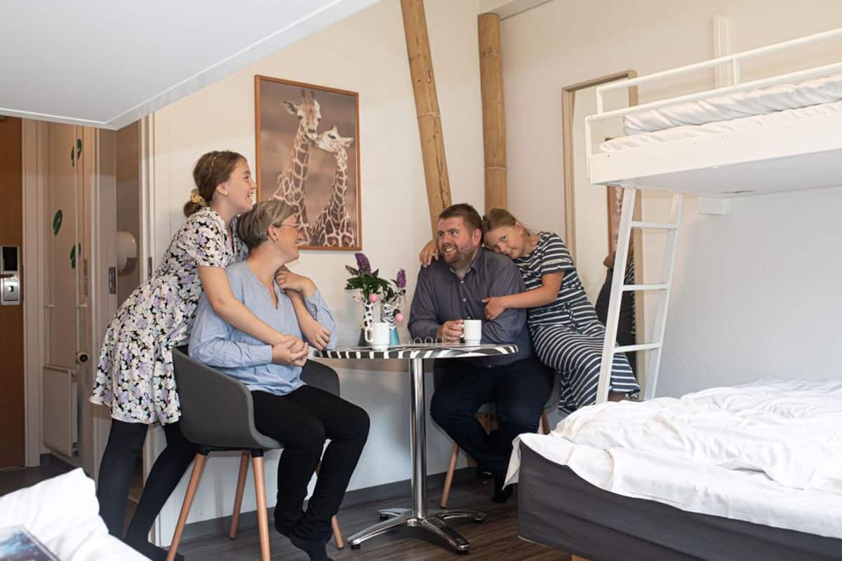 Blendingsgardiner, strykejern/-brett, barnesenger og wi-fi (inkludert)