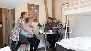 Cortinas blackout, tabla de planchar con plancha, cunas y wifi gratis