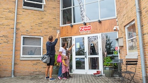 Un edificio de ladrillo con un letrero que dice 'Zoo Hostel'.
