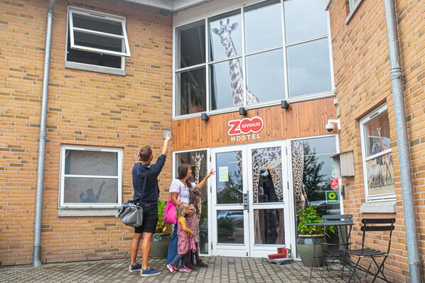 A brick building with a sign reading "Zoo Hostel". - Givskud Zoo - Hostel (Give)