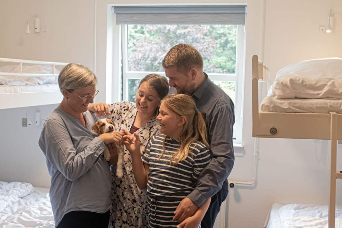 Blendingsgardiner, strykejern/-brett, barnesenger og wi-fi (inkludert)
