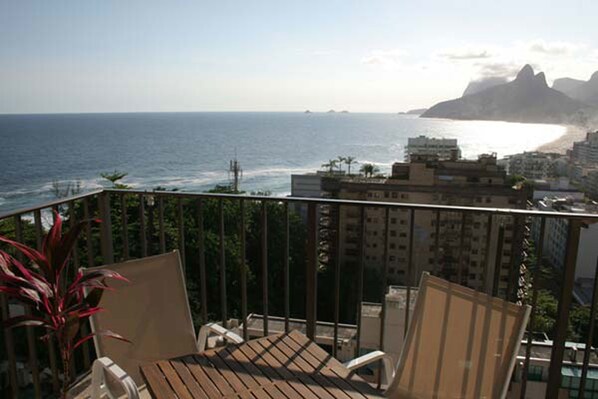 Traditional Apartment | Balcony - Stunning View 2 Bdrm Apartment Arpoador (Rio de Janeiro)