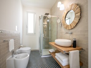 Vila superluxo, 2 quartos, cozinha, no jardim | Banheiro | Chuveiro, produtos de toalete grátis, secador de cabelo, bidê
