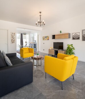 Villa Luxury, 2 camere da letto, cucina, lato giardino | Soggiorno | TV a schermo piatto