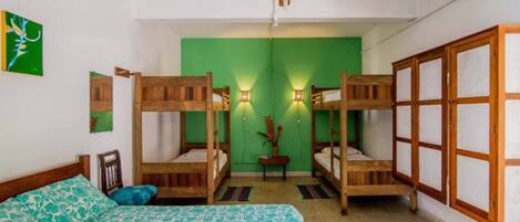 Habitación familiar, 1 habitación, accesible para personas con discapacidad | Camas supletorias, ropa de cama, accesible en silla de ruedas