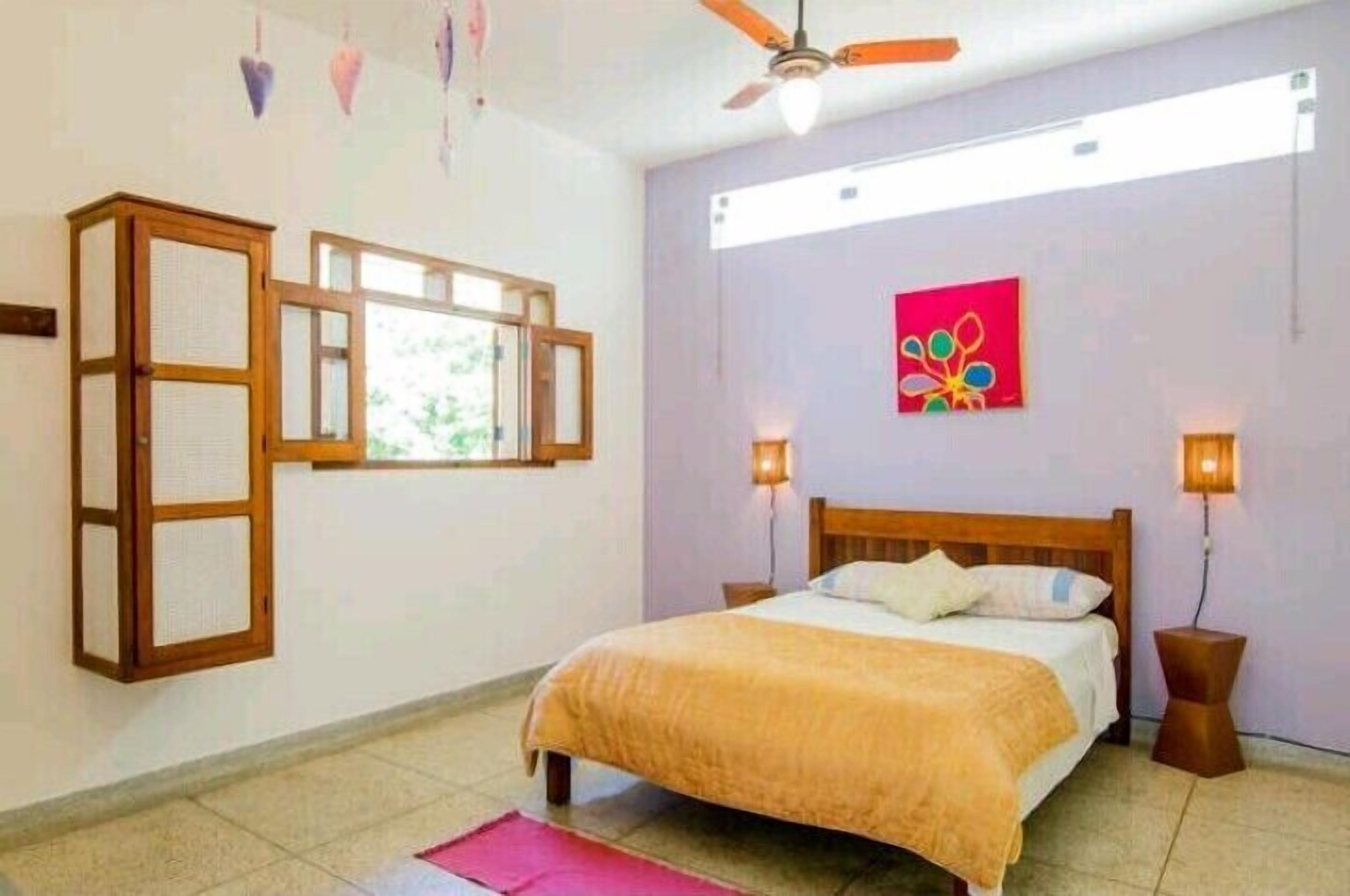 Suíte (Rosa ou Lilás) | Roupa de cama, acesso para cadeiras de rodas