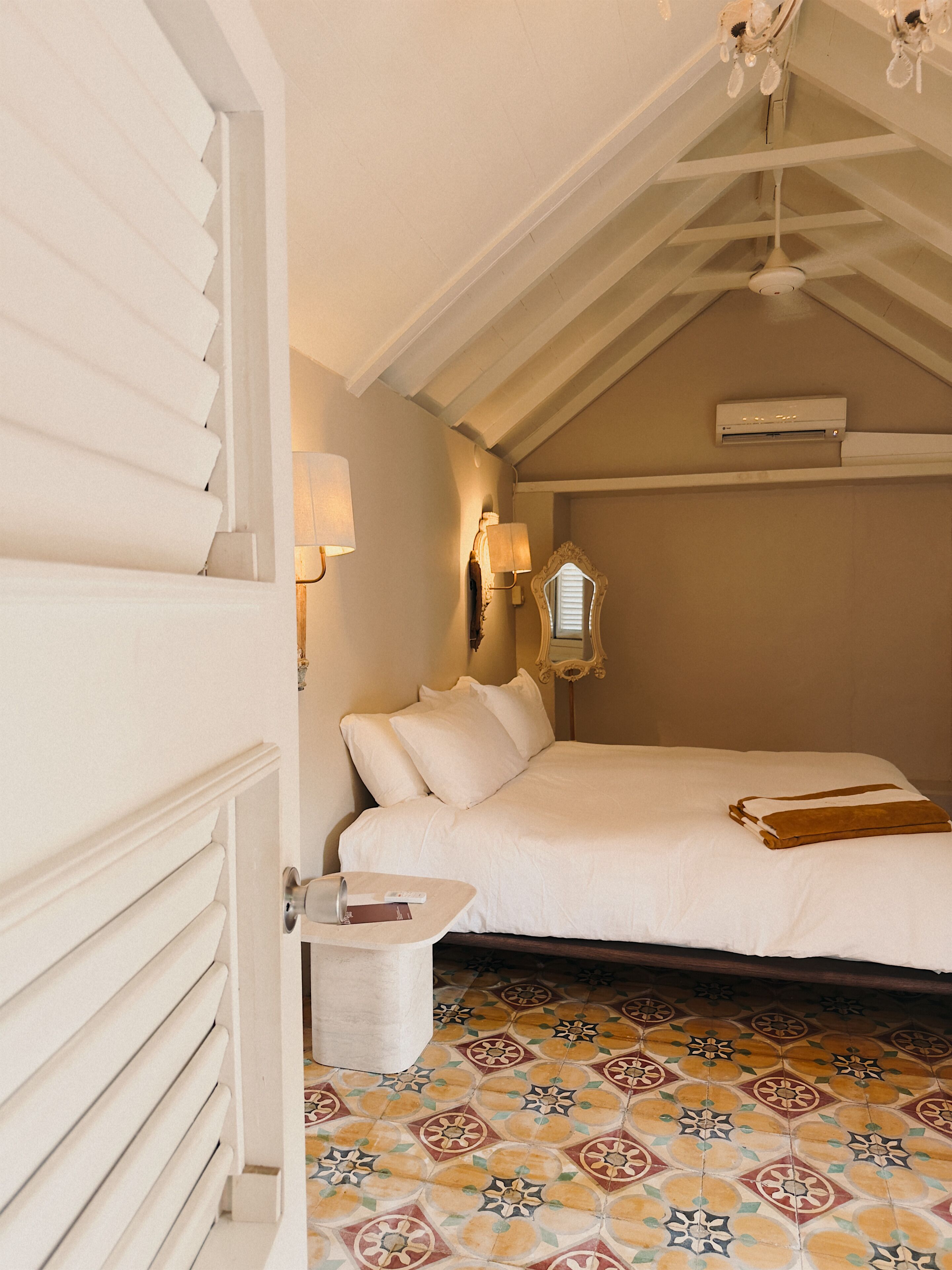 أغطية فراش متميزة وميني بار وخزنة داخل الغرفة وبديكورات فريدة لكل غرفة