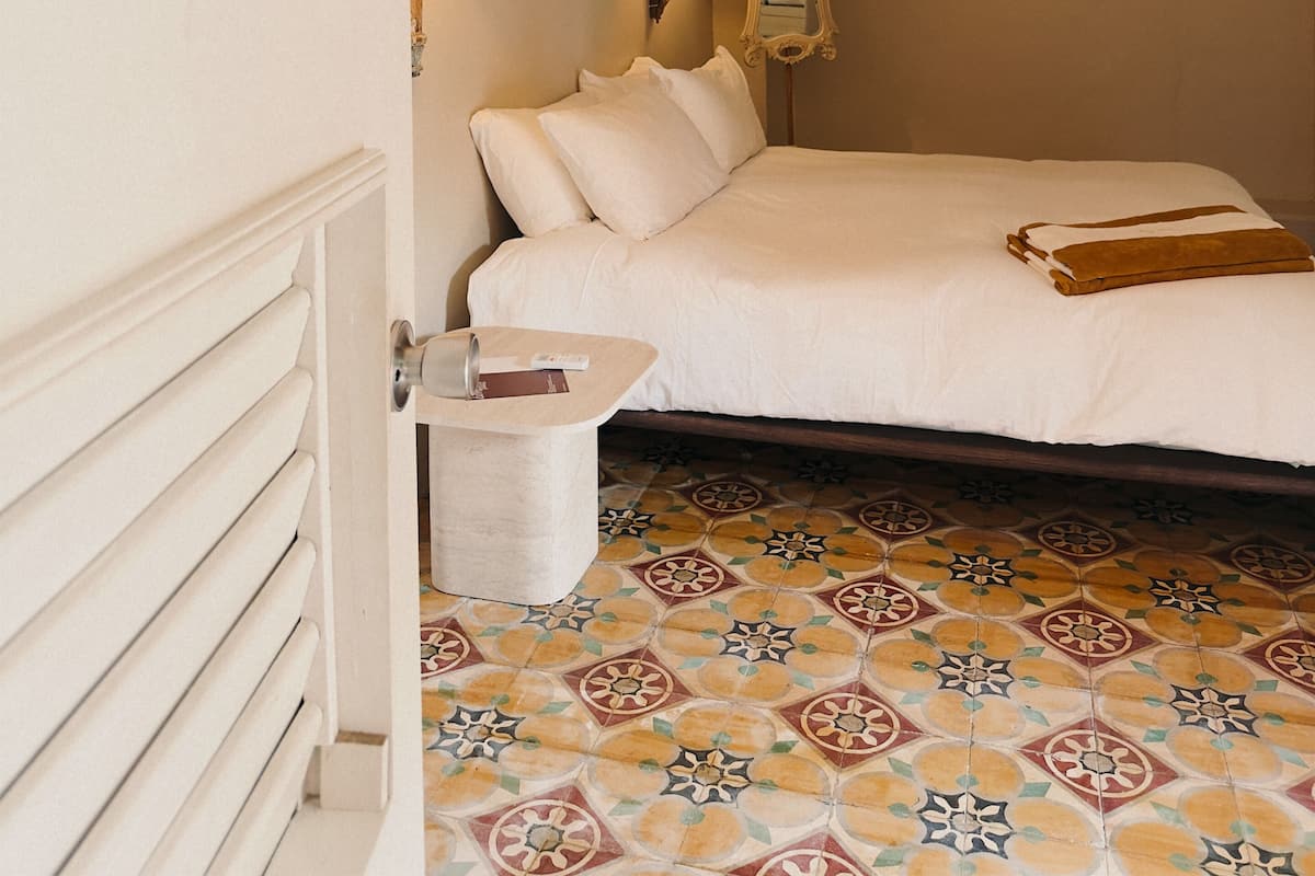 أغطية فراش متميزة وميني بار وخزنة داخل الغرفة وبديكورات فريدة لكل غرفة